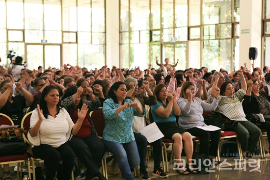 뇌교육전문교원양성교육을 받은 엘살바도르 교장단 250여명이 박수를 치며 12일 이승헌 글로벌사이버대학교 총장의 강연을 경청하고 있다. [사진=IBREA]