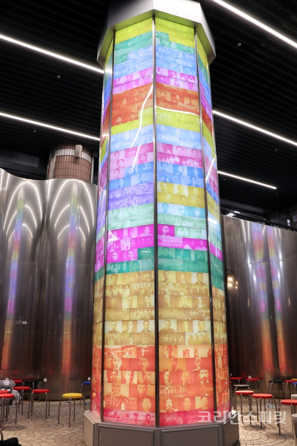 안국역에 설치된 '100년 기둥'은 독립운동가 800여명의 얼굴이 새겨진 높이 6.7m의 기둥이다. [사진=김경아 기자]