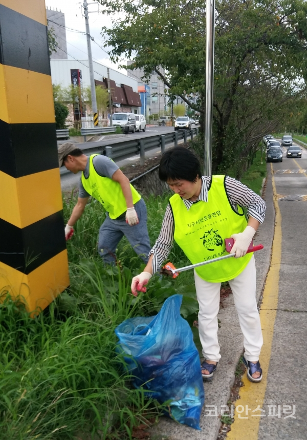 지구시민운동연합 자원봉사자들이 광주천 일대의 쓰레기들을 수거하고 있다. [사진=지구시민운동연합 광주광역시지부 북구지회]