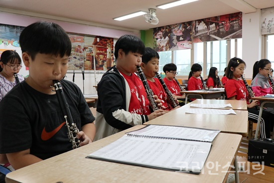 대구관천초등학교는 문화예술적 감수성 함양과 행복한 학교생활을 위해 1인 1악기 교육을 한다. [사진=김경아 기자]
