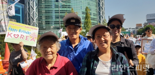 단기4351년 개천절 거리퍼레이드에 참가한 재중동포 최은희 씨(오른쪽 앞)와 가족들. [사진=강나리 기자]