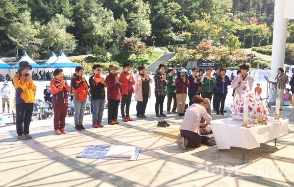 참가자들이 개천절을 맞아 기념 천제를 지내고 있다. [사진=강원국학원]