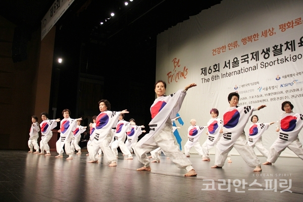 서울 나라사랑팀은 나라사랑기공을 선보이며 이번 대회에서 어르신부 은상을 수상했다. [사진=김민석 기자]