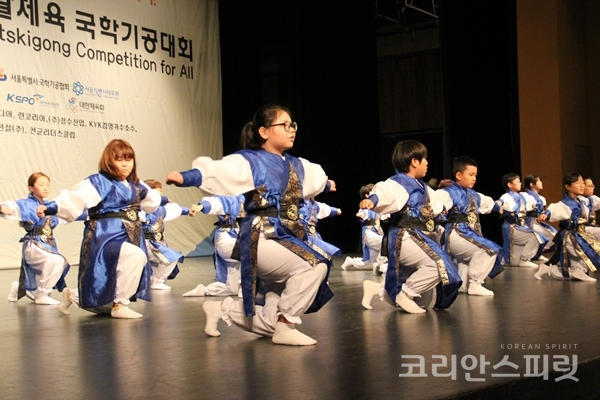 서울 신상계초등학교 함성소리 팀은 이날 태극기공을 선보이며 동상을 수상했다. [사진=김민석 기자]
