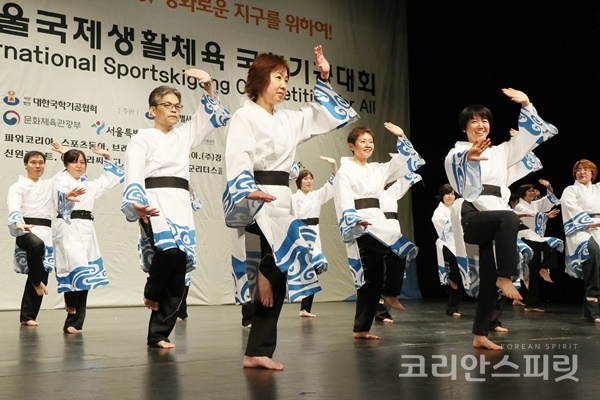 일본 간사이 팀은 제6회 서울국제 생활체육 국학기공대회에서 은상을 수상했다. [사진=김경아 기자]