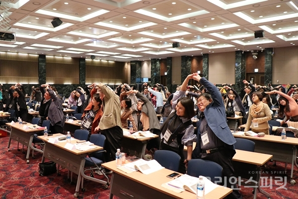 서울 중소기업중앙회에서 열린 '2018 뇌교육 국제포럼'에서 참가자들이 짝을 이루어 뇌체조를 하며 뇌의 감각을 깨우고 있다. [사진=김민석 기자]