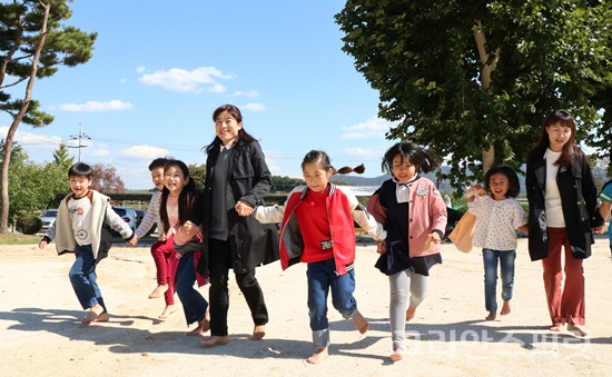 송삼초등학교 교사와 아이들이 신체활동으로 운동장에서 맨발걷기를 하고 있다. [사진=김경아 기자]