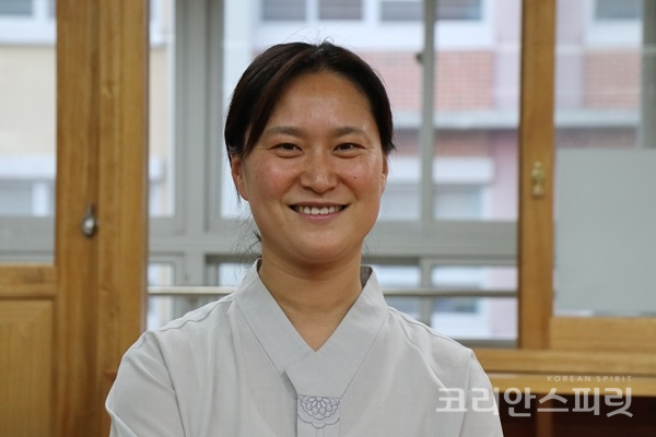 서울 노원구 신상계초등학교 국학기공 교사동호회의 전통스포츠교실 수업을 맡고 있는 조미숙 강사. [사진=김경아 기자]