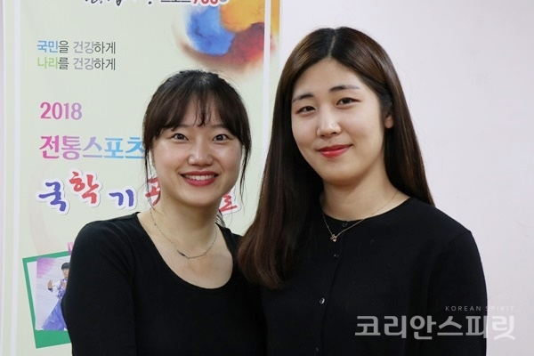 특수학급을 담당하는 김도희 선생님과 올해 첫 교사가 된 한서정 선생님. [사진=김경아 기자]