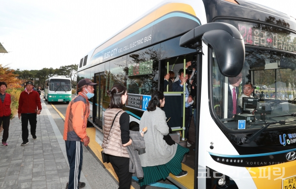 10월 22일, 울산광역시 '수소시내버스 노선운행 시범행사'에서 시민들이 수소버스에 탑승하고 있다. [사진=울산광역시]
