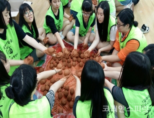 생태환경동아리 학생들이 모여 지구환경지키기 활동으로 EM흙공을 만들고 있다. [사진=김숙희 교사 제공]