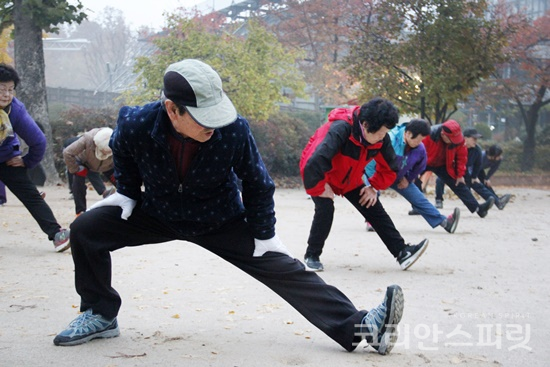 서울어린이대공원 육각정에서 어르신들이 국학기공을 하고 있다. [사진=김경아 기자자]