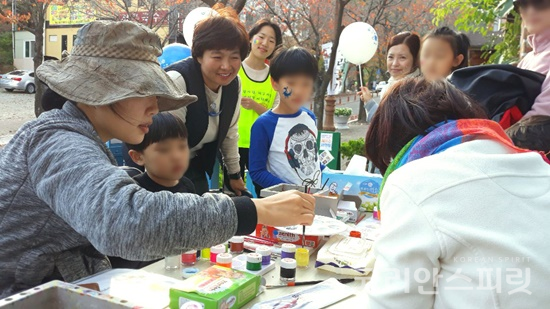 선도문화연구원이 개최한 개천문화대축제에서 어린이들이 페이스페인팅을 하고 있다. [사진=선도문화연구원]