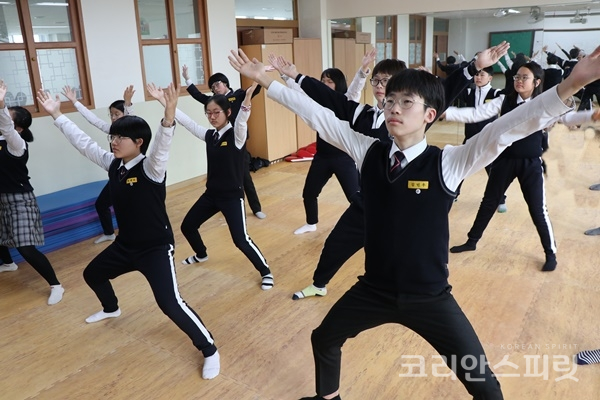 봉명중학교 학생들이 나라사랑 기공동작을 배우는 모습. [사진=문현진 기자]