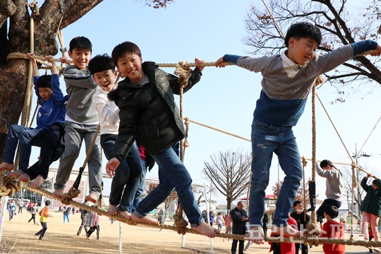 문경호서남초등학교 학생들이 중간놀이 시간에 맨발로 밧줄을 타고 놀고 있다. [사진=김경아 기자]