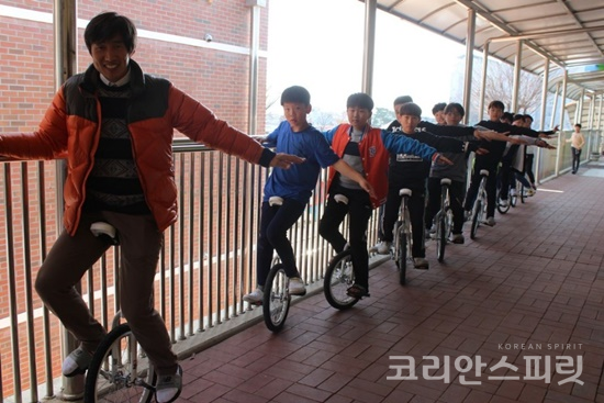 경북 문경 호서남초등학교 학생들이 중간놀이 시간에 외발자전거 타기를 하고 있다. [사진=호서남초등학교]