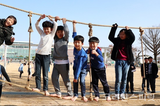호서남초등학교 아이들이 운동장에 설치한 밧줄 놀이터에서 맨발로 밧줄을 타며 놀고 있다. [사진=김경아 기자]