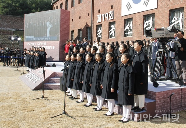 제79회 순국선열의 날 공연진들이 '순국선열의 날 노래'를 제창하고 있다. [사진=김민석 기자]