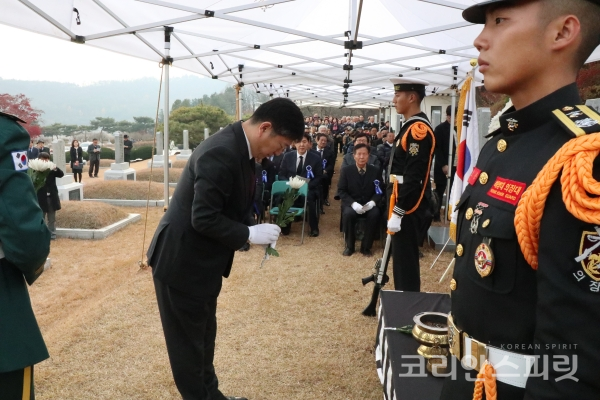 오진영 서울지방보훈청장이 전명운 의사의 영전에 헌화하고 있다. [사진=문현진 기자]