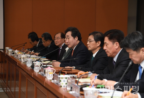 이낙연 총리가 21일 대전 가정동 한국전자통신연구원을 방문, 참석자들과 규제혁파를 위한 대화를 하고 있다. [사진=국무조정실]