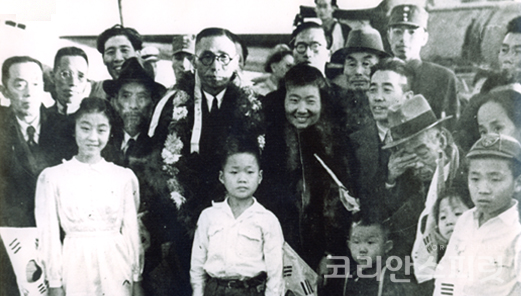 환국을 앞두고 상하이 강만에 도착한 김구 선생(둘째 줄 가운데), 눈물을 훔치는 이시영 선생(오른쪽 모자를 쓴 이·초대 부통령), 하얀 셔츠를 입은 소년 이종찬(앞줄 가운데) [사진=우당기념관]