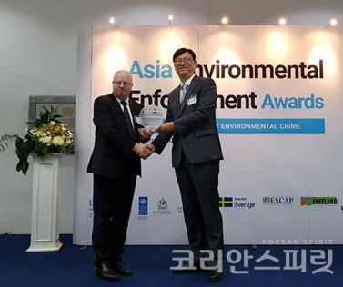 지난 21일 태국 방콕 유엔 컨퍼런스 센터에서 이민근 관세청 국제 조사팀장(오른쪽)이 주아세안 노르웨이 대사 Mr. Morten HØglund로부터 2018 아시아 환경범죄 단속 공로상을 수상하고 있다. [사진=관세청]
