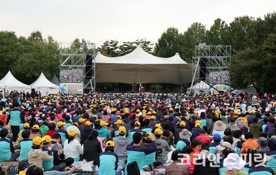 10월 9일 서울숲 가족마당에서 열린 '제6회 서울국제 생활체육 국학기공대회 페스티벌'에는 미국, 일본, 영국 등 13개 국에서 1만 여명이 참가했다. [사진=김경아 기자]
