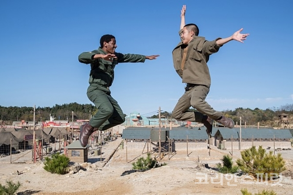 영화 '스윙키즈'에서 춤을 가르쳐주는 미군 소위 잭슨(자레드 그라임스 분)과 북한 인민군 로기수(도경수 분). [사진=안나푸르나필름]