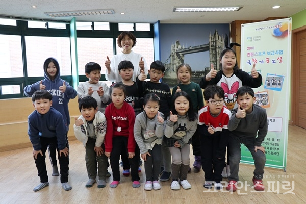 지난 12월 28일 방학 중에도 전통스포츠 국학기공 수업에 참가한 서울삼선초등학교 아이들과 권경래 강사. [사진=강나리 기자]
