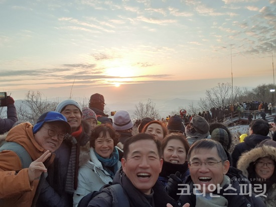 2019년 1월 1일 천안 흑성산에서 일출을 바라본 국학회원들이 기념촬영을 하고 있다. [사진=국학원]