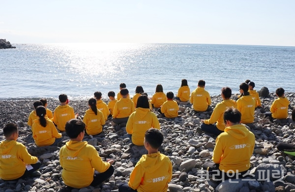 제주도 남단 대평리 바닷가에서 명상을 하는 제주HSP캠프 참가 청소년들. [사진=강나리 기자]