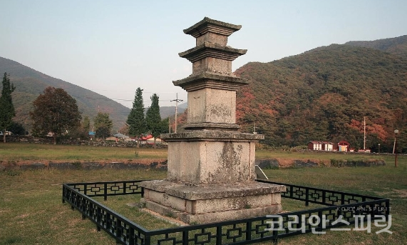 보물로 지정 예고된 '보령 성주사지 동 삼층석탑'의 모습. [사진=문화재청]