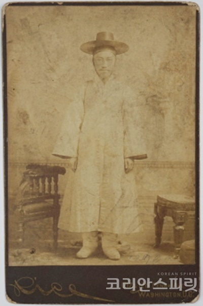 이하영 서리공사. 주미대한제국 공사관원 재직 시 이하영 서리공사를 1888년 워싱턴에서 촬영한 사진이다.