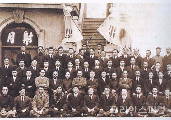 평안북도 서북부에 위치한 신의주에서 신간회 회원들이 창립 1주년을 맞아 기념사진을 촬영했다. [사진=신간회기념사업회]