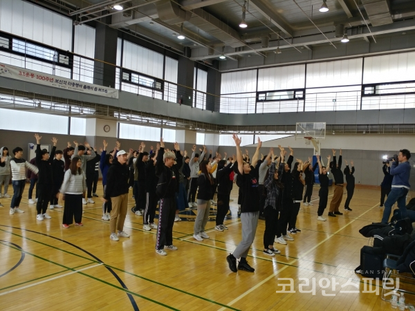 오는 3월 1일, 서울시가 주관하는 '보신각(普信閣) 100인 만세운동 플래쉬몹 퍼포먼스'에 참여하는 학생들이 연습하고 있다. [사진=서울시]
