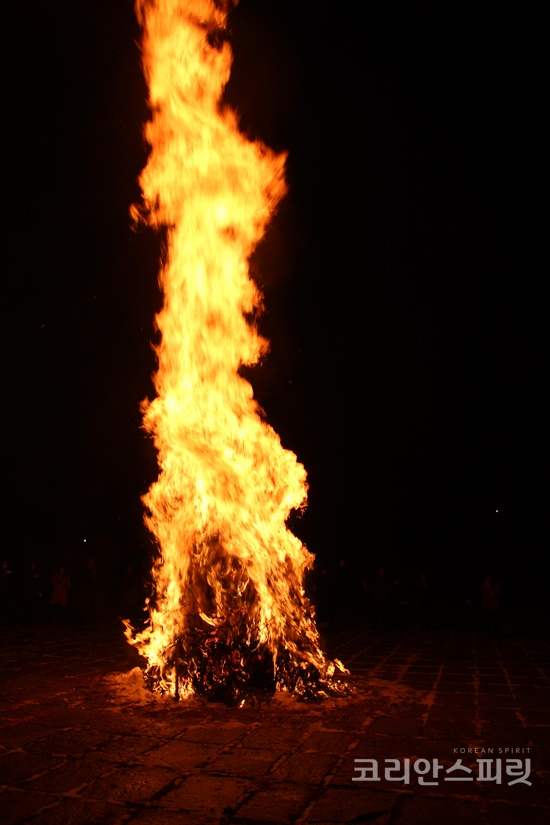 국학원이 2월 19일 한민족 고유의 전통문화를 널리 전승하고자 개최한 ‘정월대보름 축제’에서 참가자들이 달집태우기를 하고 있다. [사진=국학원]