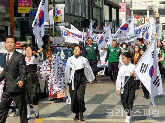 부산국학원이 1일  개최한 제100주년 3·1절 기념식 참가자들이 광복동 거리퍼레이드를 하고 있다. [사진=부산국학원]