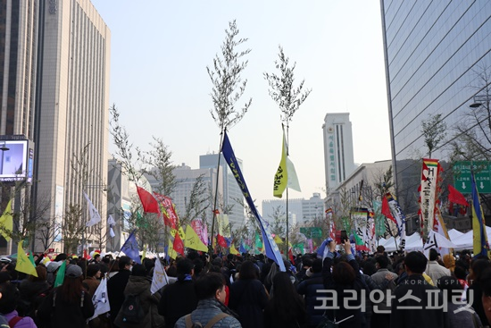시민, 단체들이 각종 깃발을 들고 한겨레줄당기기 행사에 참여했다. [사진=김경아 기자]