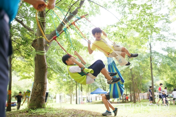 산림청(청장 김재현)은 3월 4일부터 4월 12일까지 제29기 한국숲사랑청소년단(Korea Green Ranger) 대원을 모집한다. 신청 자격은 초등학교 3학년부터 고등학생까지 만 9～18세 청소년이다. [사진=산림청]