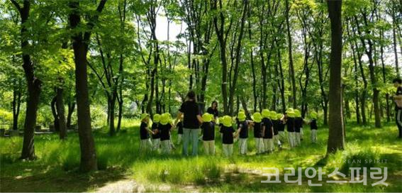 도시숲에서 활동하는 시민들 [사진=산림청]
