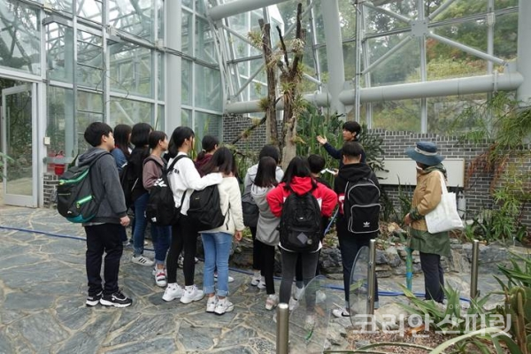 국립수목원은 2019년도 상반기 교육프로그램(4월~6월)을 접수받는다. 사진은 '1일 가드너 되어보기' 프로그램 모습. [사진=산림청]