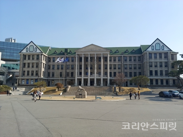 이번에 문화재로 지정된 한양대학교 구 본관. 한국전쟁 직후, 한양대학교 캠퍼스를 조성하면서 1956년 대학 본부로 처음 건립되었다. [사진=문화재청]