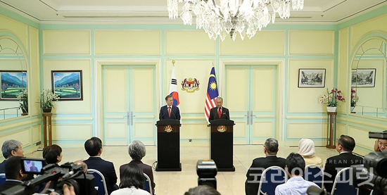 말레이시아를 국빈방문 중인 문재인 대통령은 13일(수) 오후 마하티르 빈 모하마드(Tun Dr. Mahathir bin Mohamad) 총리와 정상회담을 열고 전략적 협력을 강화하기 했다. [사진=청와대]