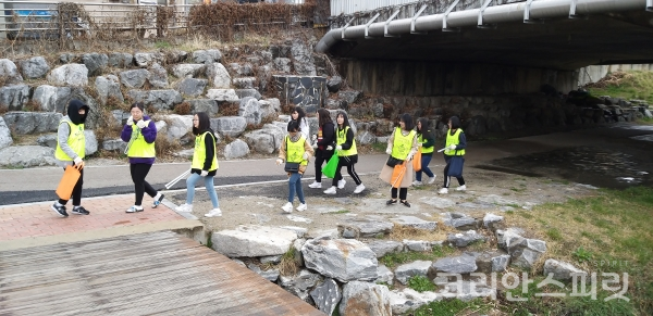 자원봉사학생들이 하천 주변의 쓰레기를 주우며 환경정화를 하고 있다. [사진=지구시민운동연합 충남지부]
