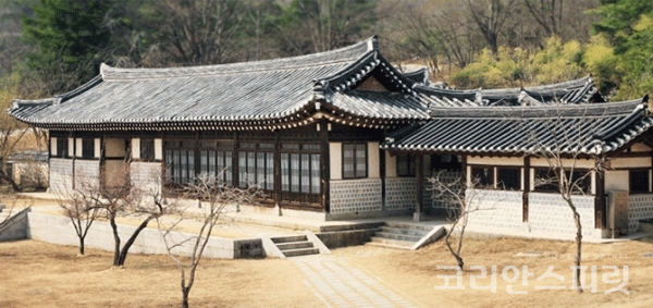 현충사관리소는 이순신 장군 고택에서 오는 4월부터 6월, 9월부터 10월까지 관람객을 대상으로 ‘충무공 고택마루 차(茶) 예절 체험교실’을 운영한다. 사진은 '차 예절 체험교실'이 이루어지는 현충사 고택. [사진=문화재청]