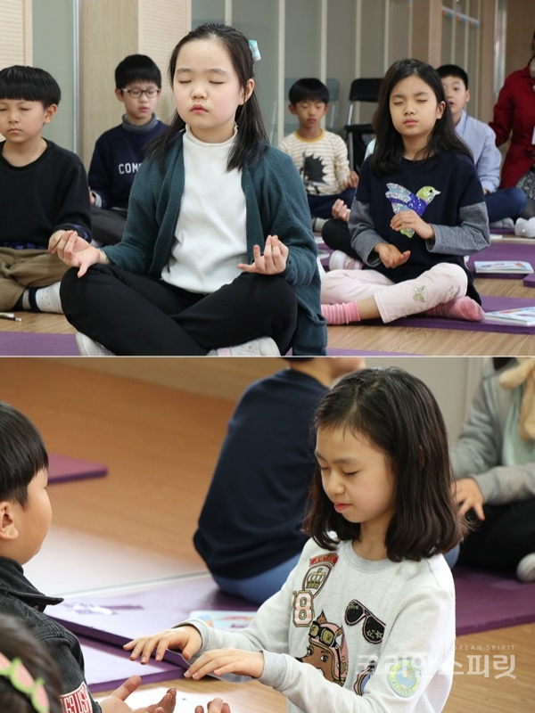 서울 목운초등학교 파워브레인 수업시간 (위) 뇌교육 명상을 하는 아이들. (아래) 손 안에 느껴지는 따뜻한 기운을 친구와 주고 받는 명상을 하는 아이들. [사진=김민석 기자]