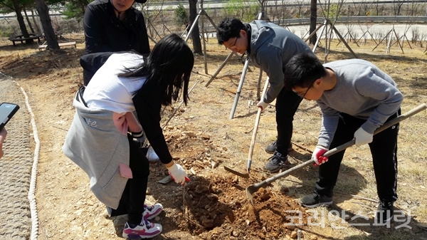 지난해 열린 나무심기 행사에서 시민들이 나무를 심기 전에 땅을 파고 있다. [사진=동부지방산림청]