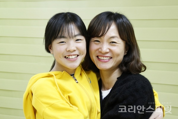 일지영재 5기 이수민 양과 어머니 고아영 씨. [사진=김경아 기자]