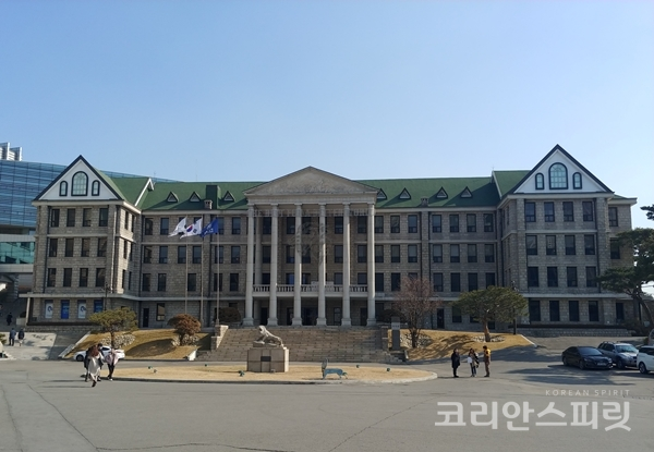 등록문화재 제751호로 지정된 한양대학교 구 본관은 한국전쟁 직후, 한양대학교 캠퍼스를 조성하면서 1956년 대학 본부로 처음 건립되었다. [사진=문화재청]