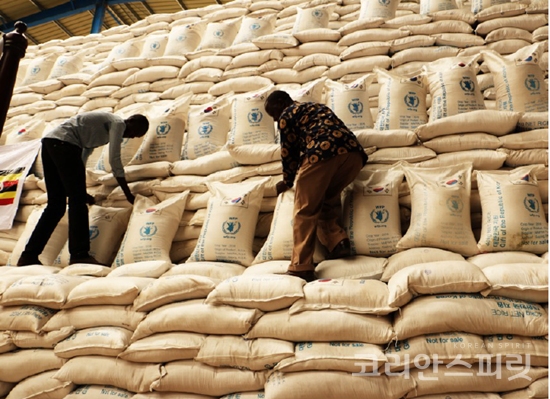 WFP 우간다 창고 보관(2018.  WFP 제공).농림축산식품부는 작년에 이어 올해 두 번째로 UN 산하 식량원조 전문 국제기구인 세계식량계획(WFP)을 통해 우리나라 쌀 5만톤을 원조용으로 지원할 예정이다.